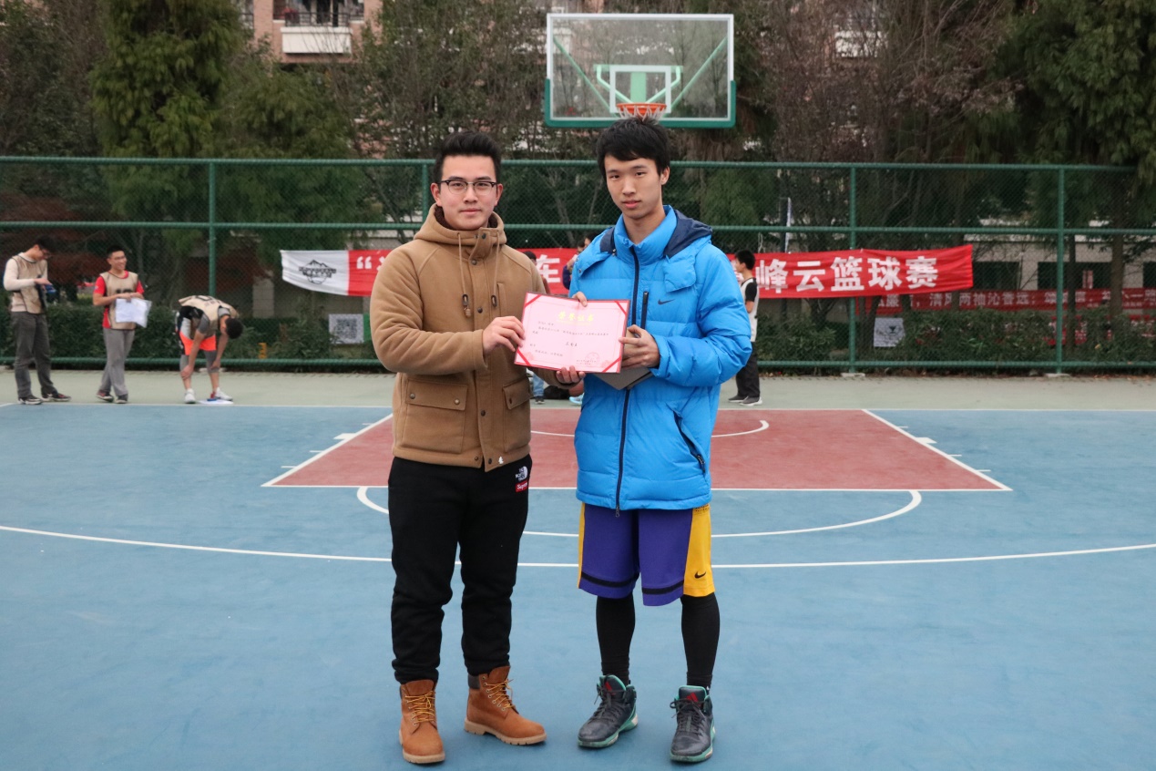 全图为"启真峰云"最佳队长曾昊云峰学生会体育部求是学院紫云碧峰学园
